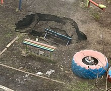 На детской площадке провалилась земля вместе с лавочкой
